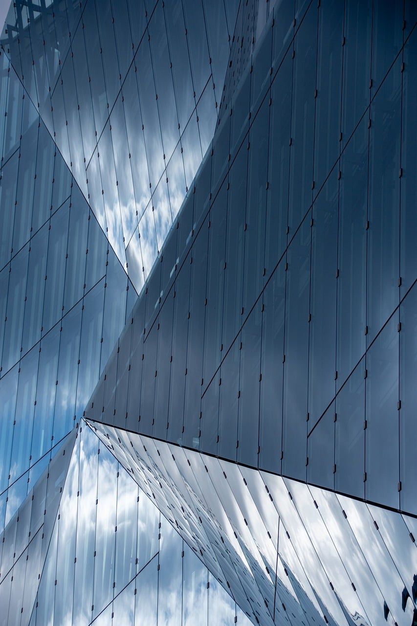Fachada angular de vidrio contemporáneo