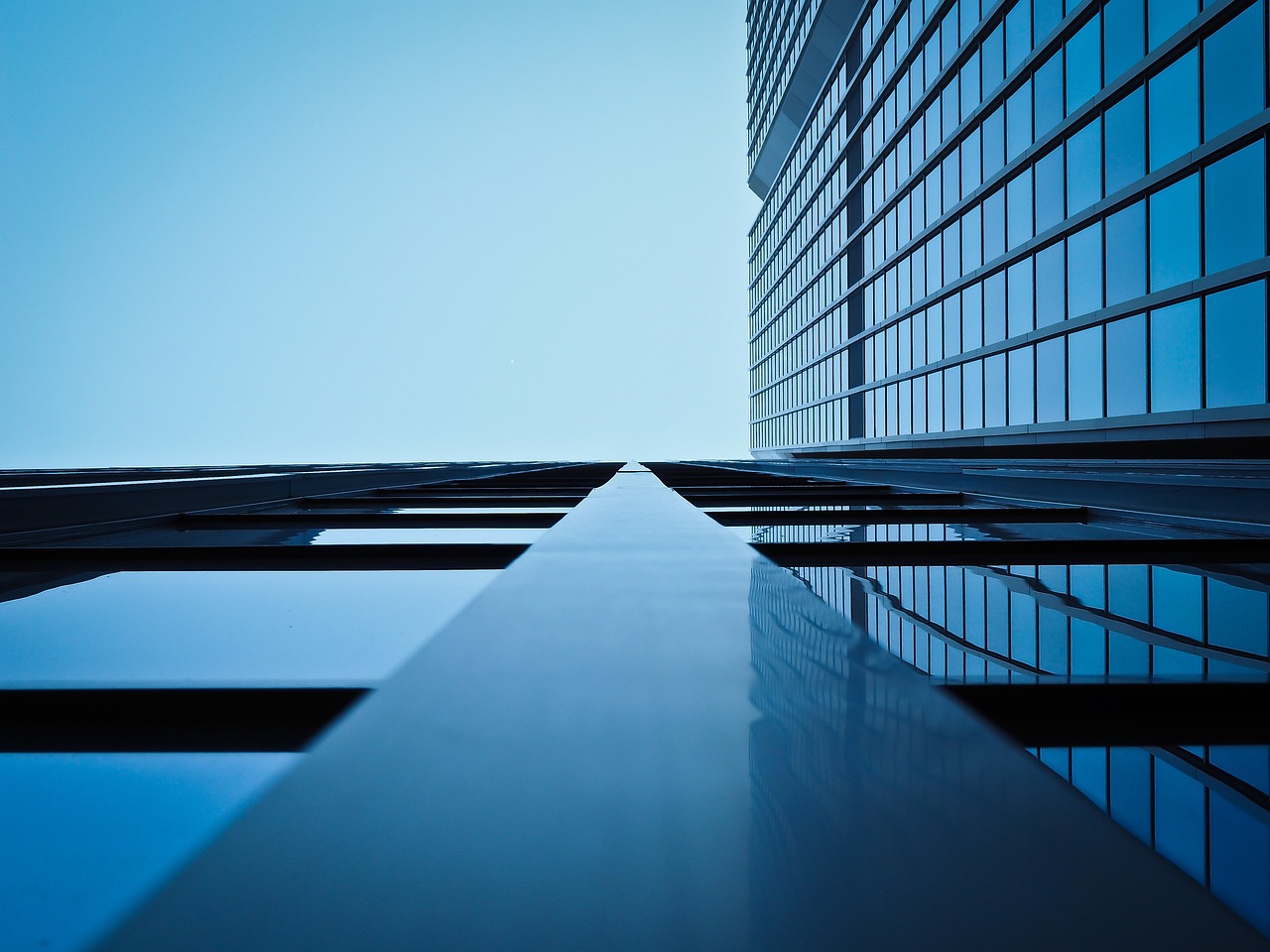 Fachada moderna de vidrio con cielo azul