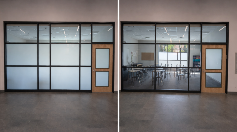 Mismo baño comparado: a la izquierda el vidrio esmerilado con Smart Glass para privacidad, a la derecha el vidrio transparente sin Smart Glass