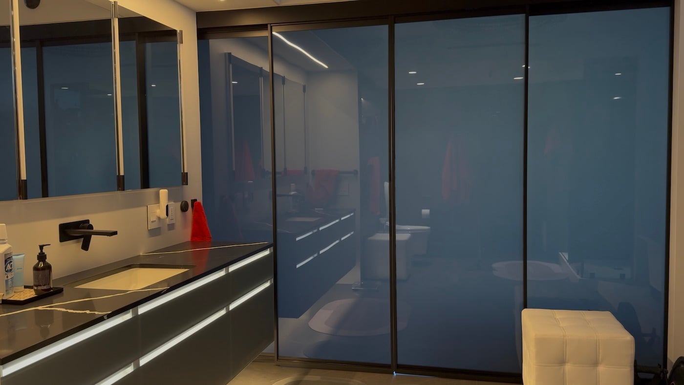 Suite residencial con división de vidrio inteligente opaca para privacidad