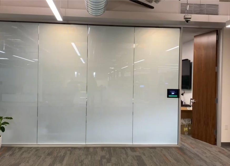Sala de juntas comercial con vidrio inteligente opaco